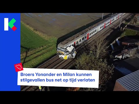 Trein ramt bus die vast staat op spoor-overweg