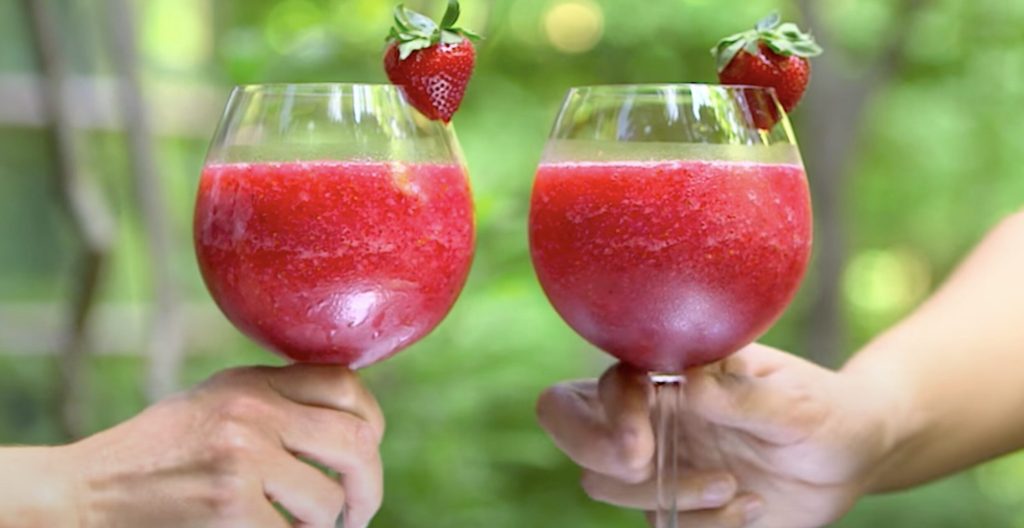 Zonovergoten frosé: De zomerse cocktail om van te genieten