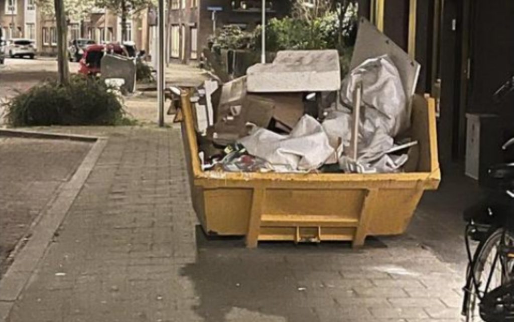 Man laaiend vanwege vuilcontainer: ''Ik kan er niet langs met de hond''