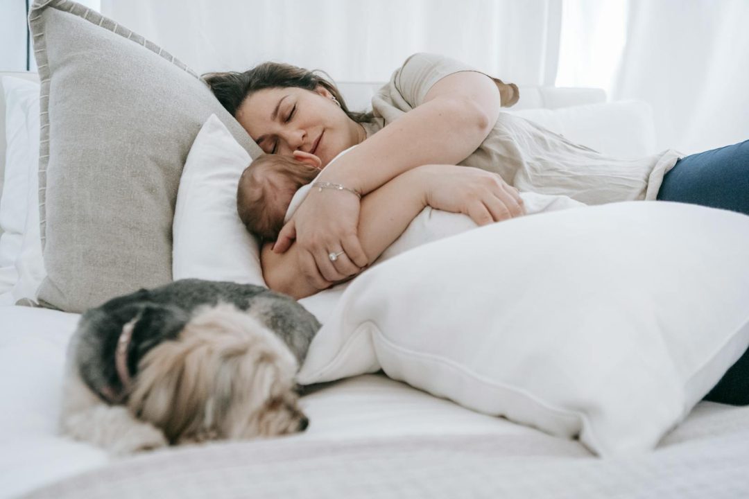 Expert waarschuwt: ''Slaap nooit samen met je baby in een bed''