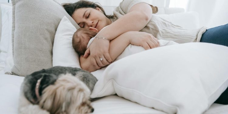 Expert waarschuwt: ''Slaap nooit samen met je baby in een bed''