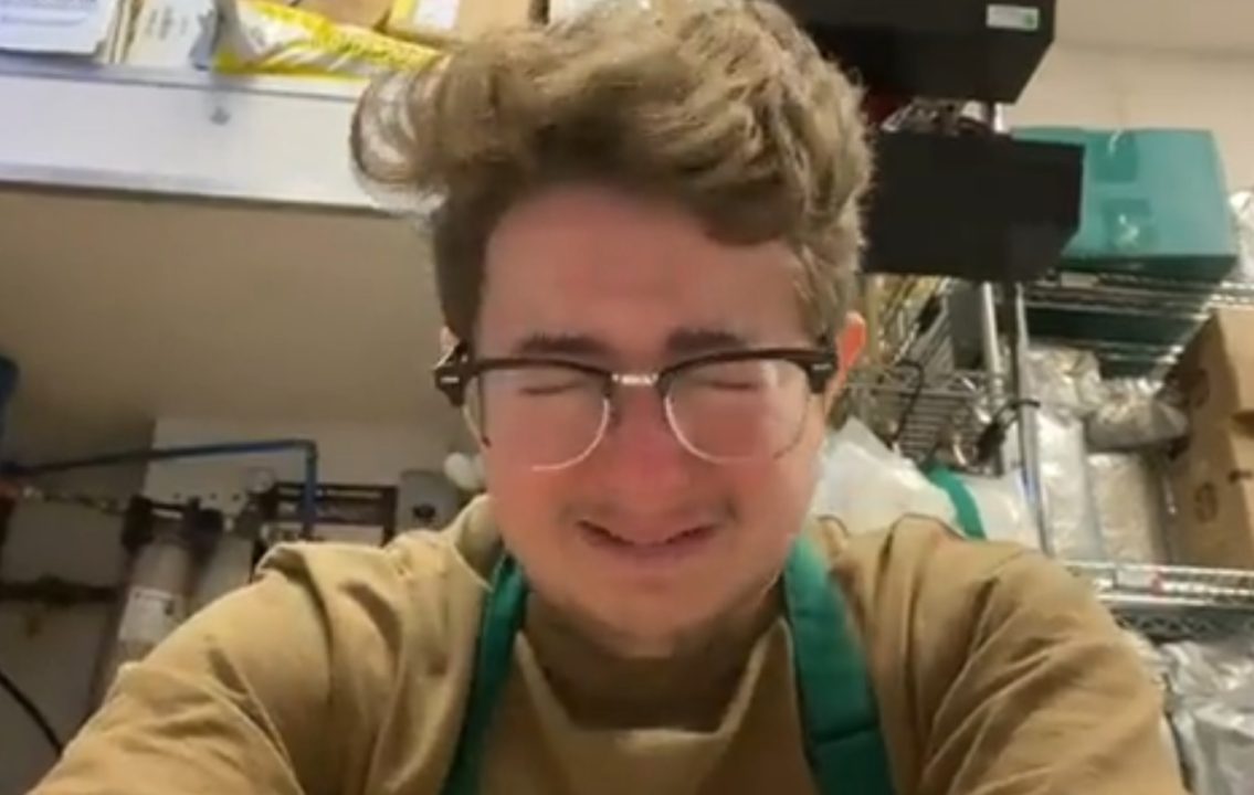 Starbucks-medewerker Andy stort huilend in elkaar omdat hij acht uur moet werken