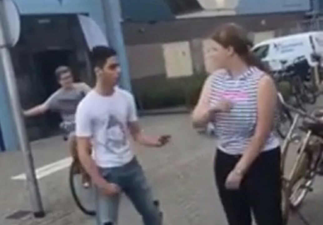 Marokkaanse jongen voelt zich stoer en gaat op de vuist met een meisje