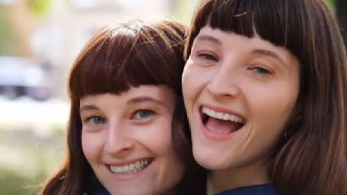 Lia en Mia delen een vagina: ''Mijn zus wil niks doen met mijn vriend''