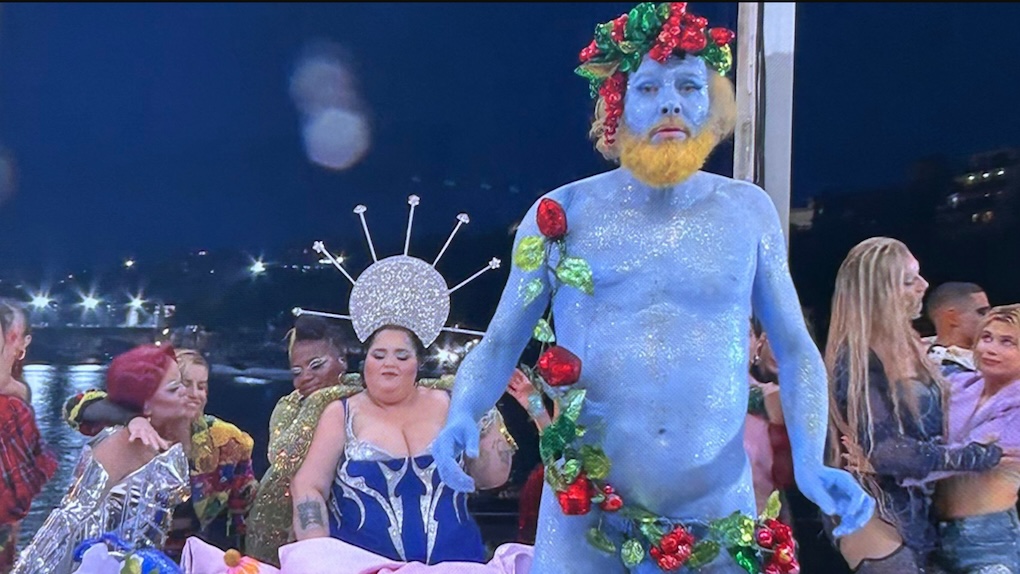 Kijkers compleet over de rooie van ‘Blauwe Scrotum’ op ceremonie Olympische Spelen