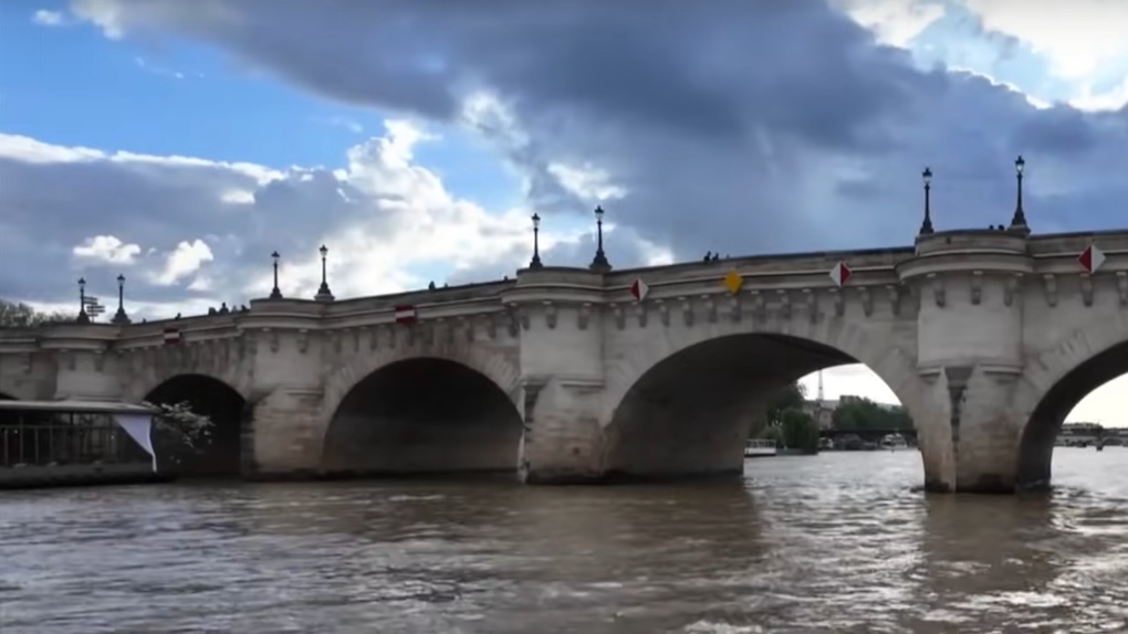 poepwater in de seine olympische triatlon1