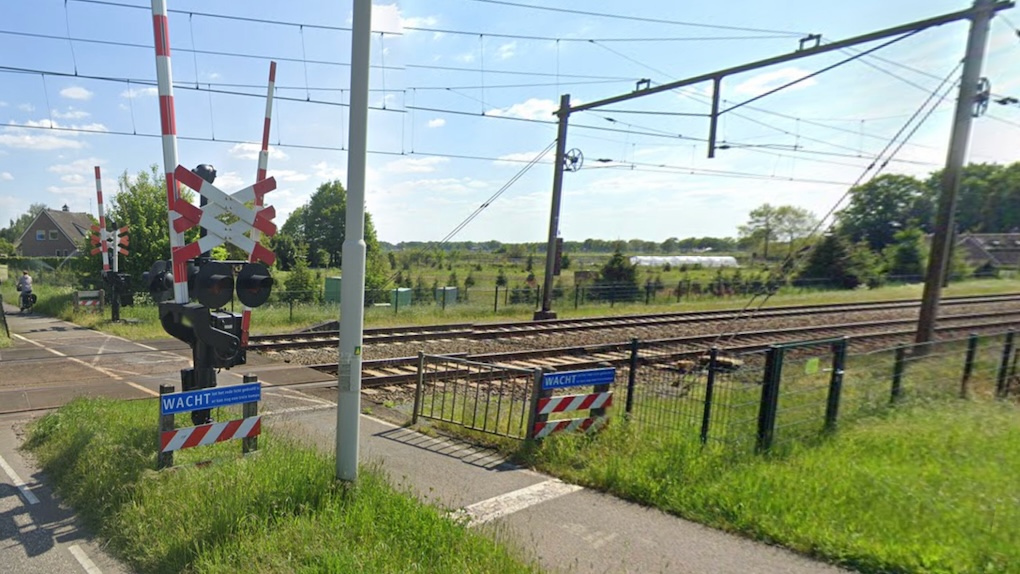 Trein schept personenauto op volle snelheid tijdens achtervolging in Breda