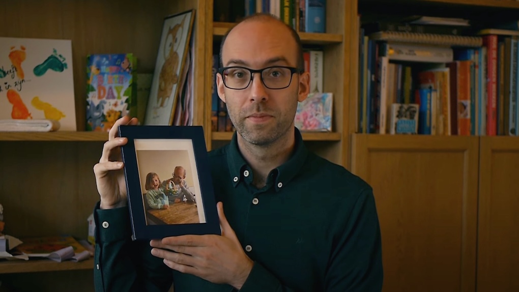 Evert feliciteert zijn verdwenen dochter Tessa (4) in hartverscheurende video