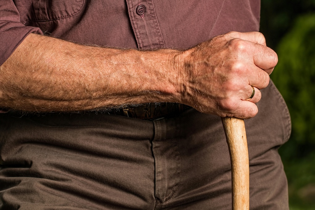 Bejaarde man (85) krijgt een bon voor wandelstok: “Straatvervuiling”