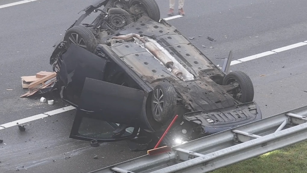 Afsluitdijk tijdelijk niet toegankelijk na zwaar auto ongeluk met 6 slachtoffers